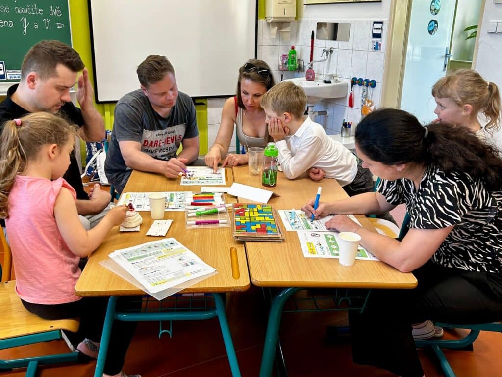Prvňáčci v roli učitelů: Rodičovská kavárna s Hejného matematikou v Opavě