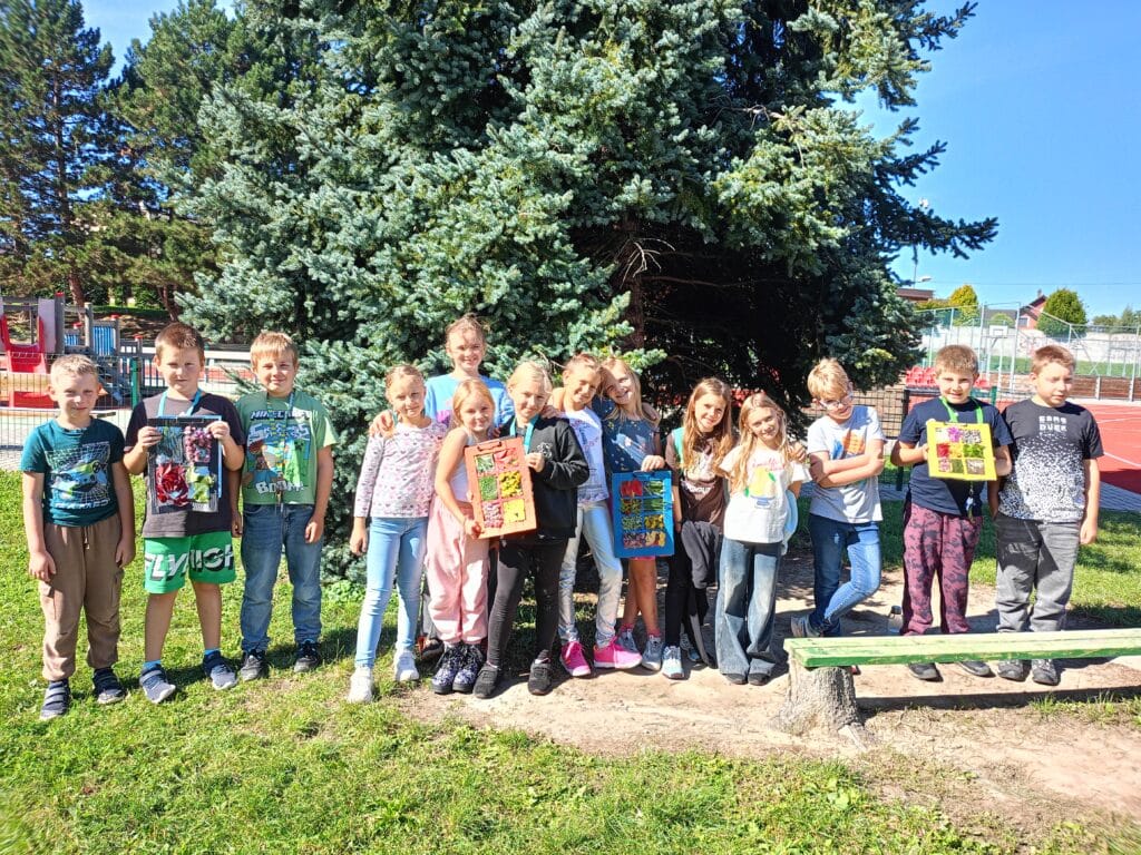 Zlomky z přírodnin, odpadového materiálu a dílna čtení ve stínu stromů