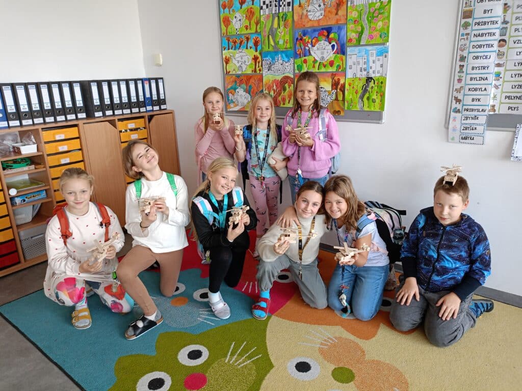 Cesta dřeva na ZŠ 17. listopadu v Kopřivnici