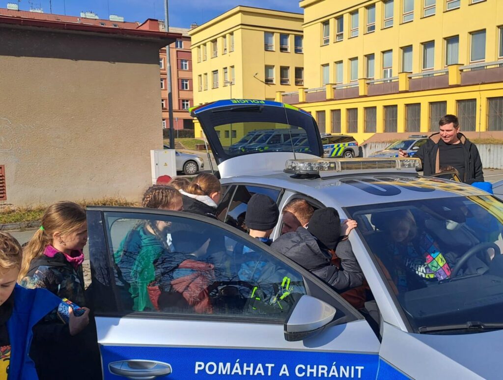 Čtvrťáci z Pardubic navštívili Policii ČR a učili se o kyberšikaně